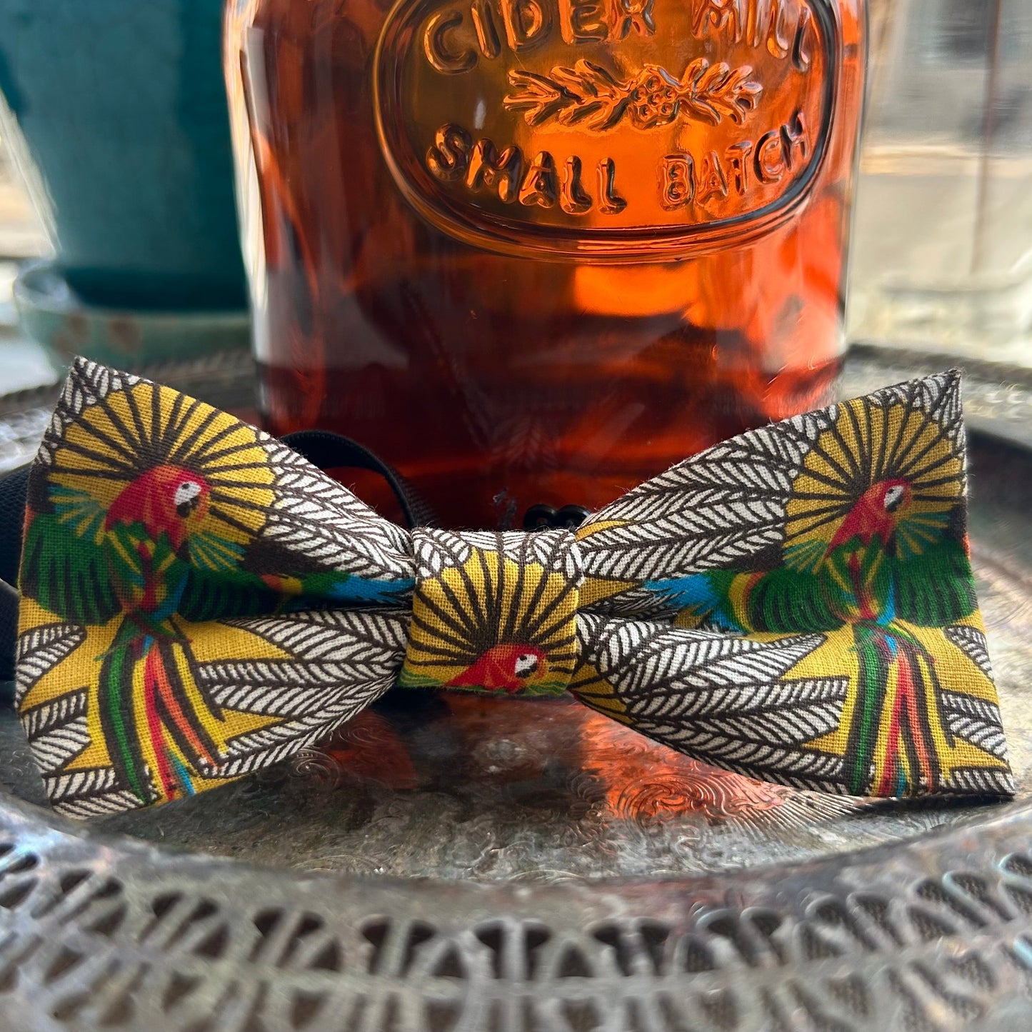 TROPICAL PARROT BOW TIE