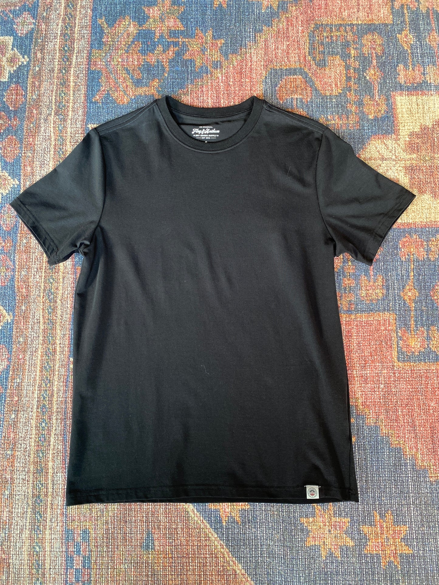 BASIC CREWNECK TEE